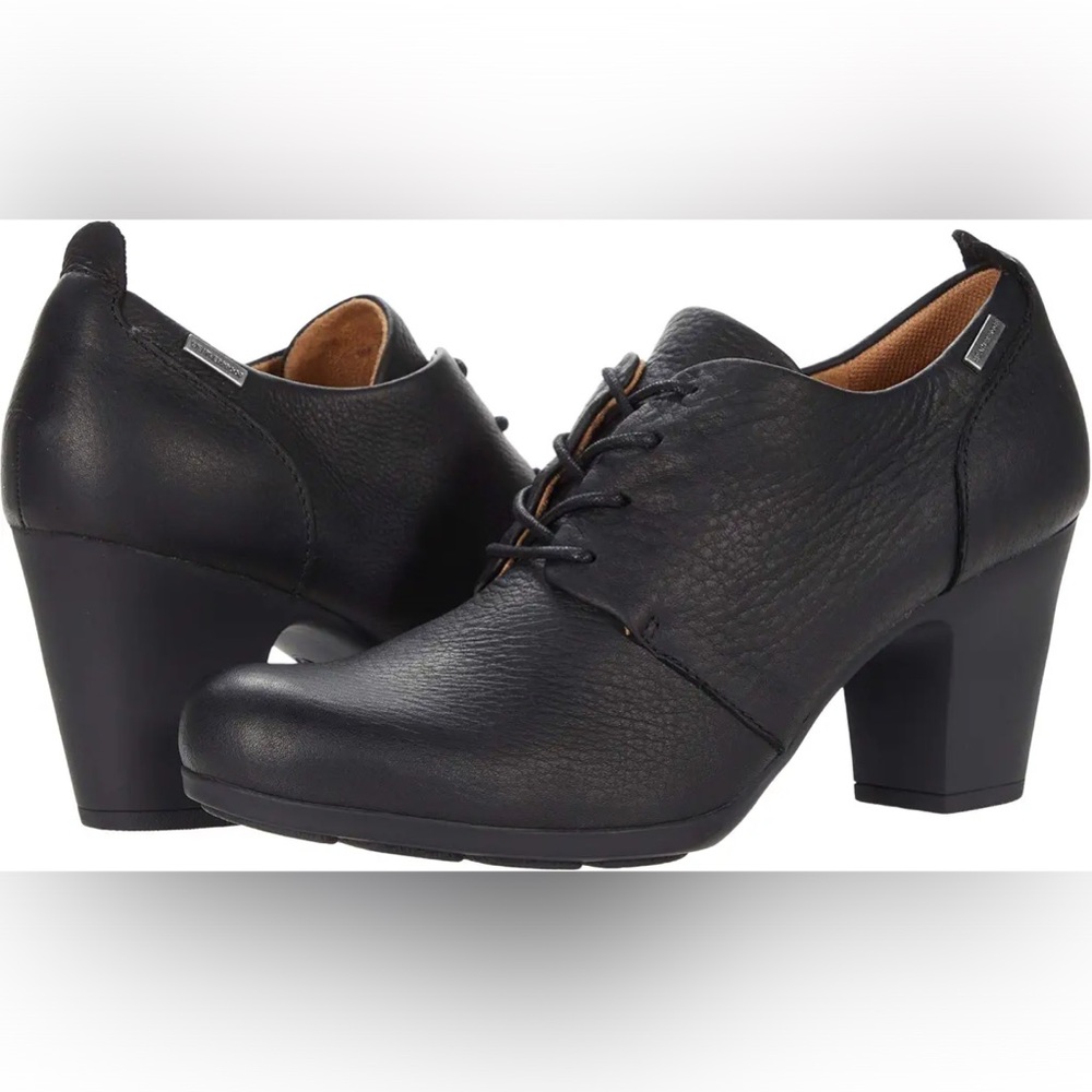 Black Comfortiva “Neacy” Oxford heel - size 9.5M.